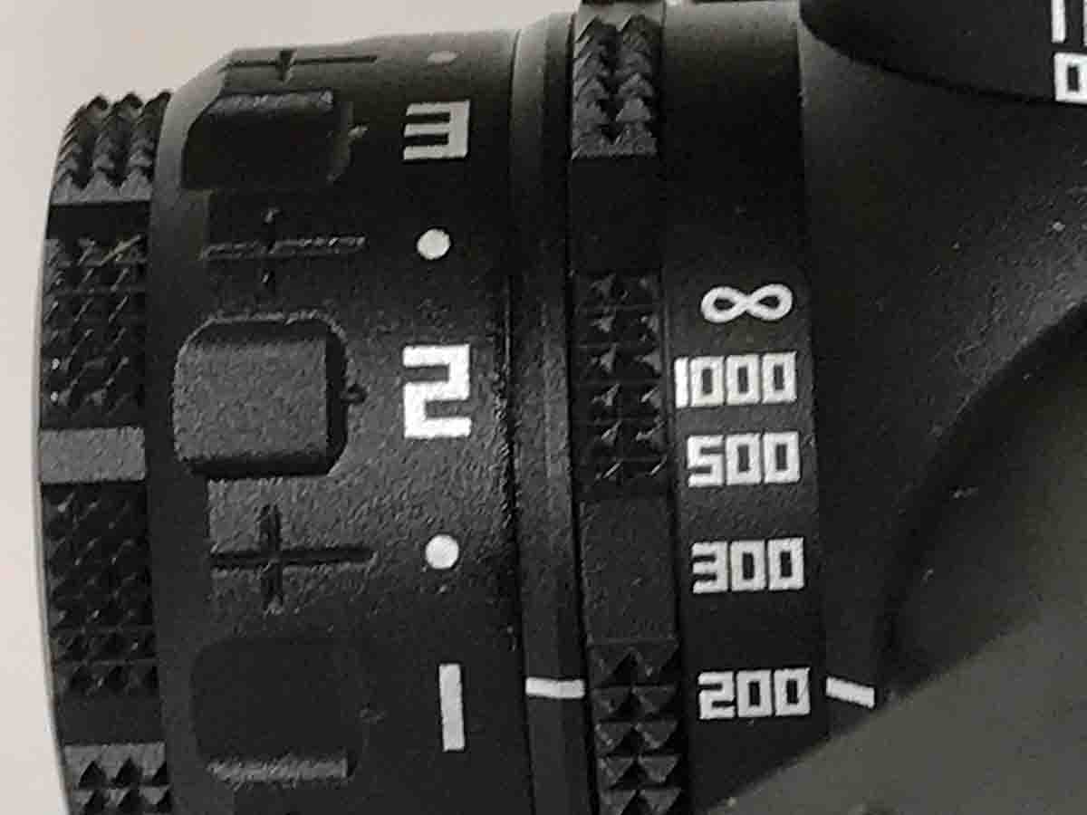 The reticle illumination dial and parallax dial are located on the same turret. Indented squares indicate the illumination dial and are easy to grasp.